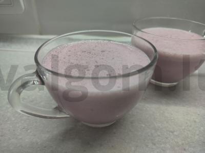 Pieninis kokteilis su braškėmis ir avižiniais dribsniais pagrindine nuotrauka