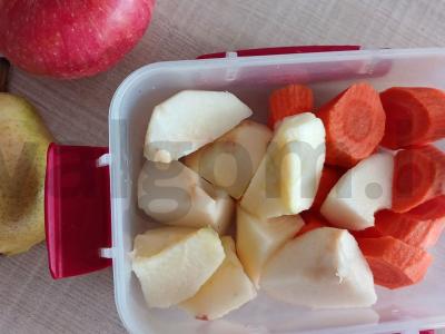 Šviežiai spaustos morkų, obuolių, kriaušių ir laimo sultys Žingsnis 1