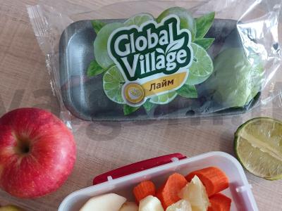 Šviežiai spaustos morkų, obuolių, kriaušių ir laimo sultys Žingsnis 2