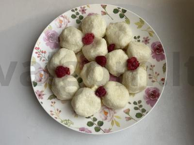 Patingėlių varškėčiai su avietėmis „Avietė paltuke“ pagrindine nuotrauka