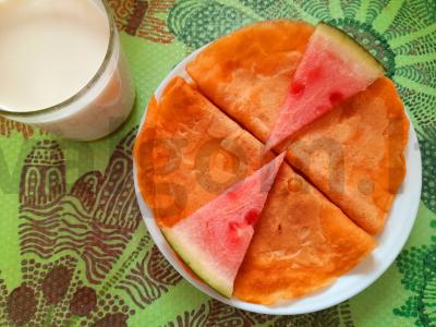 Blynai ant avižų pieno su arbūzu pagrindine nuotrauka