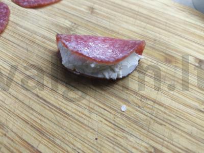 Sūrio kanapė su saliami ir alyvuogėmis Žingsnis 1