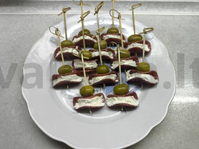 Sūrio kanapė su saliami ir alyvuogėmis Žingsnis 3