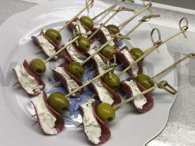 Sūrio kanapė su saliami ir alyvuogėmis pagrindine nuotrauka