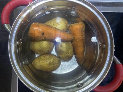 Skaniausias sluoksniuotas salotas su virtais daržovėmis, rūkytomis vištienos krūtinėlėmis ir grybais Žingsnis 1