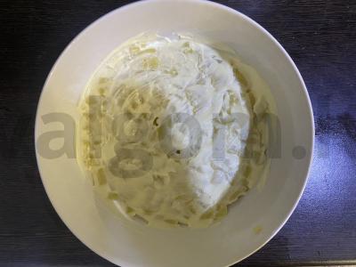 Skaniausias sluoksniuotas salotas su virtais daržovėmis, rūkytomis vištienos krūtinėlėmis ir grybais Žingsnis 3