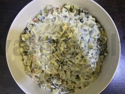 Skaniausias sluoksniuotas salotas su virtais daržovėmis, rūkytomis vištienos krūtinėlėmis ir grybais Žingsnis 5