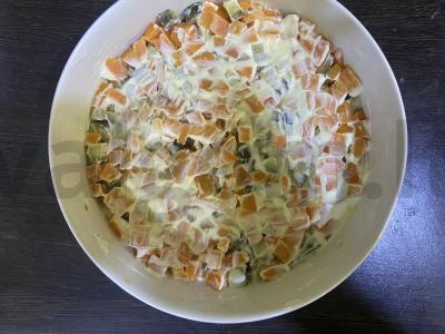 Skaniausias sluoksniuotas salotas su virtais daržovėmis, rūkytomis vištienos krūtinėlėmis ir grybais Žingsnis 6