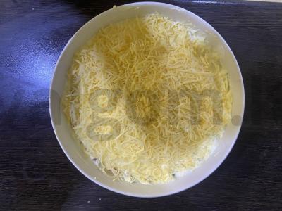 Skaniausias sluoksniuotas salotas su virtais daržovėmis, rūkytomis vištienos krūtinėlėmis ir grybais Žingsnis 8