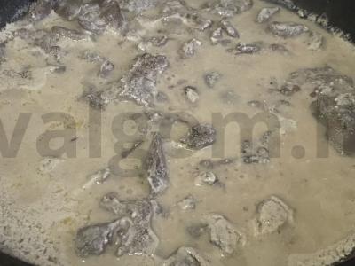 Vištienos kepenėlės su grietine ir žolelėmis Žingsnis 4