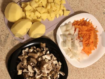 Sūrio grietinėlės sriuba su pievagrybiais ir morkomis Žingsnis 1