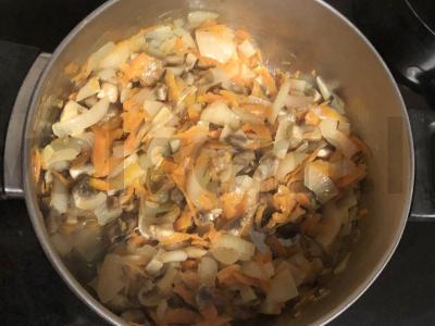 Sūrio grietinėlės sriuba su pievagrybiais ir morkomis Žingsnis 3