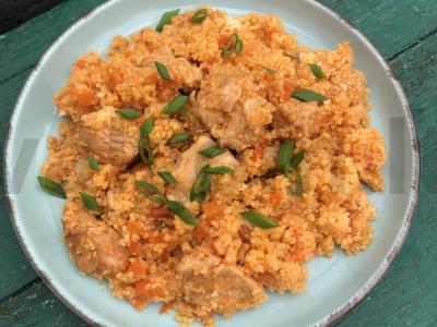 Kuskusas su kalakutiena ir prieskoniais pagrindine nuotrauka