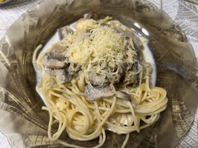 Spagettini su grybais ir grietinėle pagrindine nuotrauka