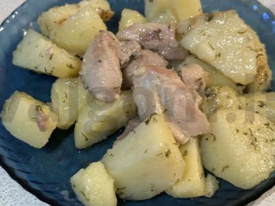 Vištienos blauzdelės su troškintomis bulvėmis pagrindine nuotrauka