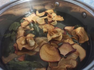 Džiovintų obuolių ir mėtų kompotas Žingsnis 2