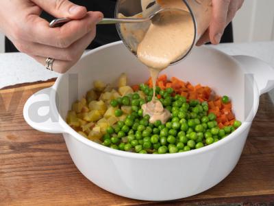 Olivjė su lašiša, keptomis daržovėmis ir aštriu majonezu Žingsnis 9