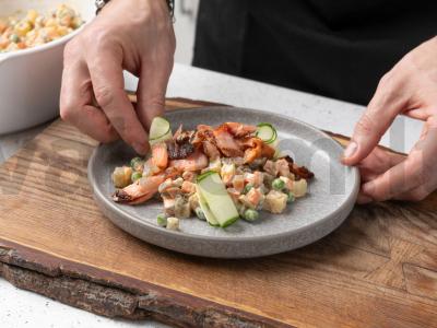 Olivjė su lašiša, keptomis daržovėmis ir aštriu majonezu Žingsnis 10