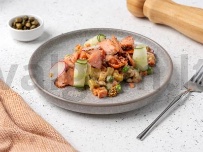 Olivjė su lašiša, keptomis daržovėmis ir aštriu majonezu pagrindine nuotrauka