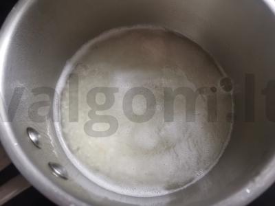 Pieninė ryžių košė su razinomis Žingsnis 1