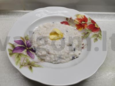 Pieninė ryžių košė su razinomis pagrindine nuotrauka