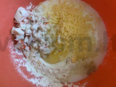 Blynai su krabų lazdelėmis, kietuoju sūriu ir česnaku Žingsnis 1