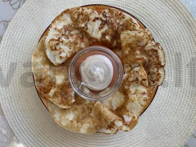 Blynai su krabų lazdelėmis, kietuoju sūriu ir česnaku pagrindine nuotrauka