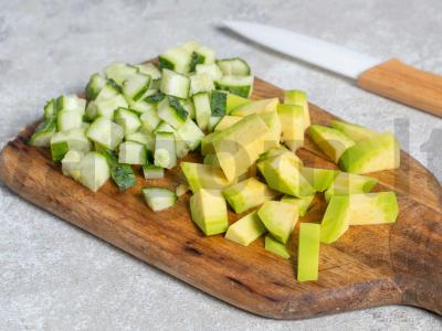 Salotas su graikiniais riešutais ir vynuogėmis Žingsnis 1