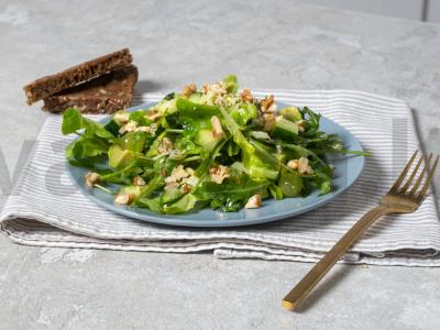 Salotas su graikiniais riešutais ir vynuogėmis pagrindine nuotrauka