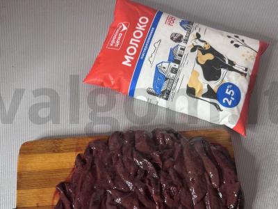 Kepenys, troškintos su svogūnais Žingsnis 1