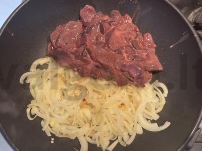 Kepenys, troškintos su svogūnais Žingsnis 3