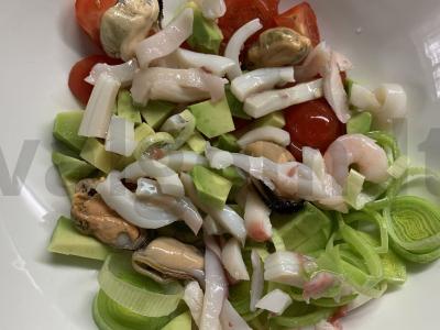 Salotas „Jūros kokteilis“ su avokadu ir vyšniniais pomidorais Žingsnis 3