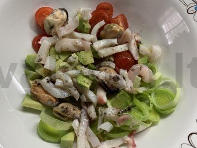 Salotas „Jūros kokteilis“ su avokadu ir vyšniniais pomidorais Žingsnis 4