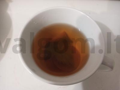 Išdžiovintų obuolių ir juodųjų serbentų lapų gėrimas pagrindine nuotrauka