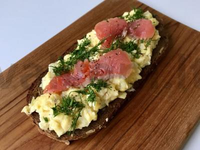 Brusketa su skrambliu pagrindine nuotrauka