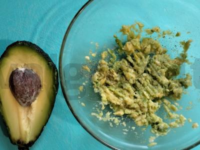 Švelnus sumuštinis su avokadu, ikra ir vištos kiaušiniais Žingsnis 1