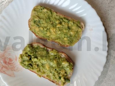 Švelnus sumuštinis su avokadu, ikra ir vištos kiaušiniais Žingsnis 3