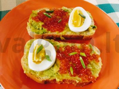 Švelnus sumuštinis su avokadu, ikra ir vištos kiaušiniais pagrindine nuotrauka