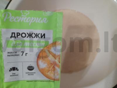 Velykinis pyragas su razinomis ir citrinos žievelėmis Žingsnis 1