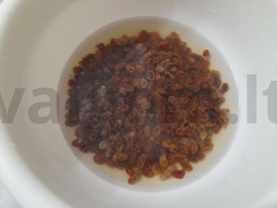 Velykinis pyragas su razinomis ir citrinos žievelėmis Žingsnis 4