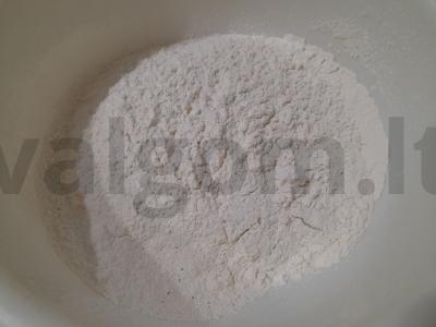 Velykinis pyragas su razinomis ir citrinos žievelėmis Žingsnis 5