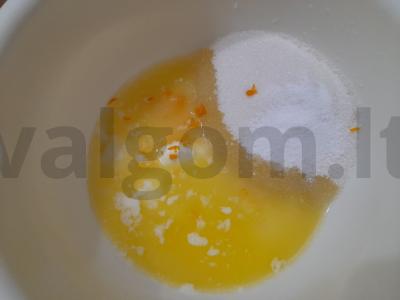 Velykinis pyragas su razinomis ir citrinos žievelėmis Žingsnis 7