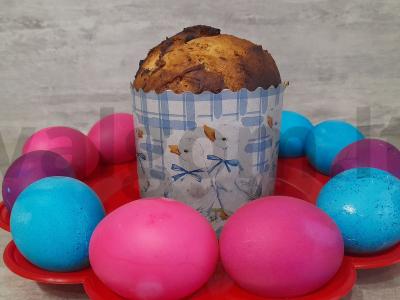 Velykinis pyragas su razinomis ir citrinos žievelėmis pagrindine nuotrauka