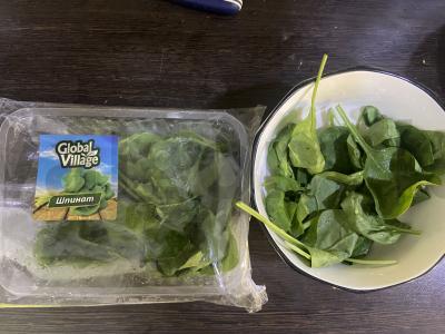 Salotas su špinatais, traškiais baklažanais ir keptais žemės riešutais Žingsnis 1