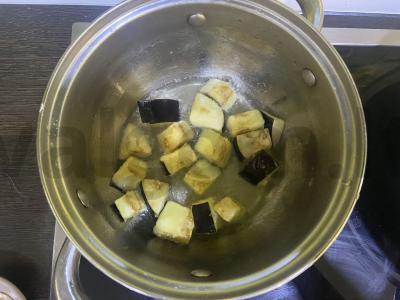 Salotas su špinatais, traškiais baklažanais ir keptais žemės riešutais Žingsnis 4