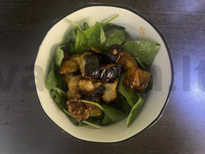 Salotas su špinatais, traškiais baklažanais ir keptais žemės riešutais Žingsnis 6