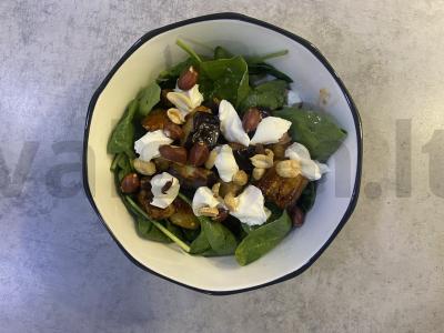 Salotas su špinatais, traškiais baklažanais ir keptais žemės riešutais pagrindine nuotrauka