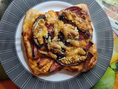 Mini pica su grūdėta garstyčia ir portobello pagrindine nuotrauka