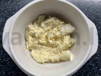 Ananasų salotos su sūriu ir česnaku pagrindine nuotrauka