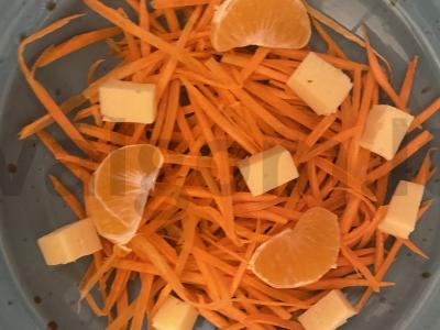 Salotas „Kapriz“ su kepenimis ir mandarinų Žingsnis 3